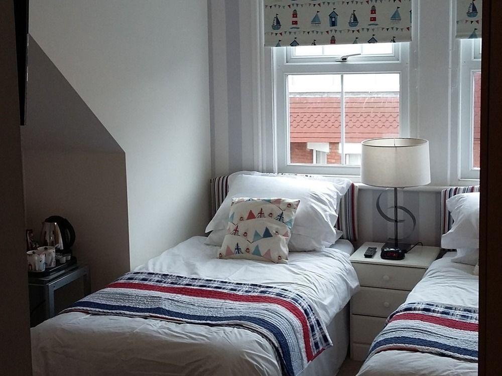 Cambridge House Guest House AEGON International Esterno foto