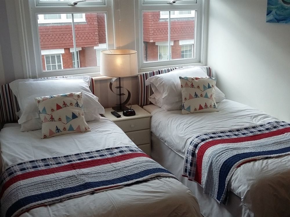 Cambridge House Guest House AEGON International Esterno foto